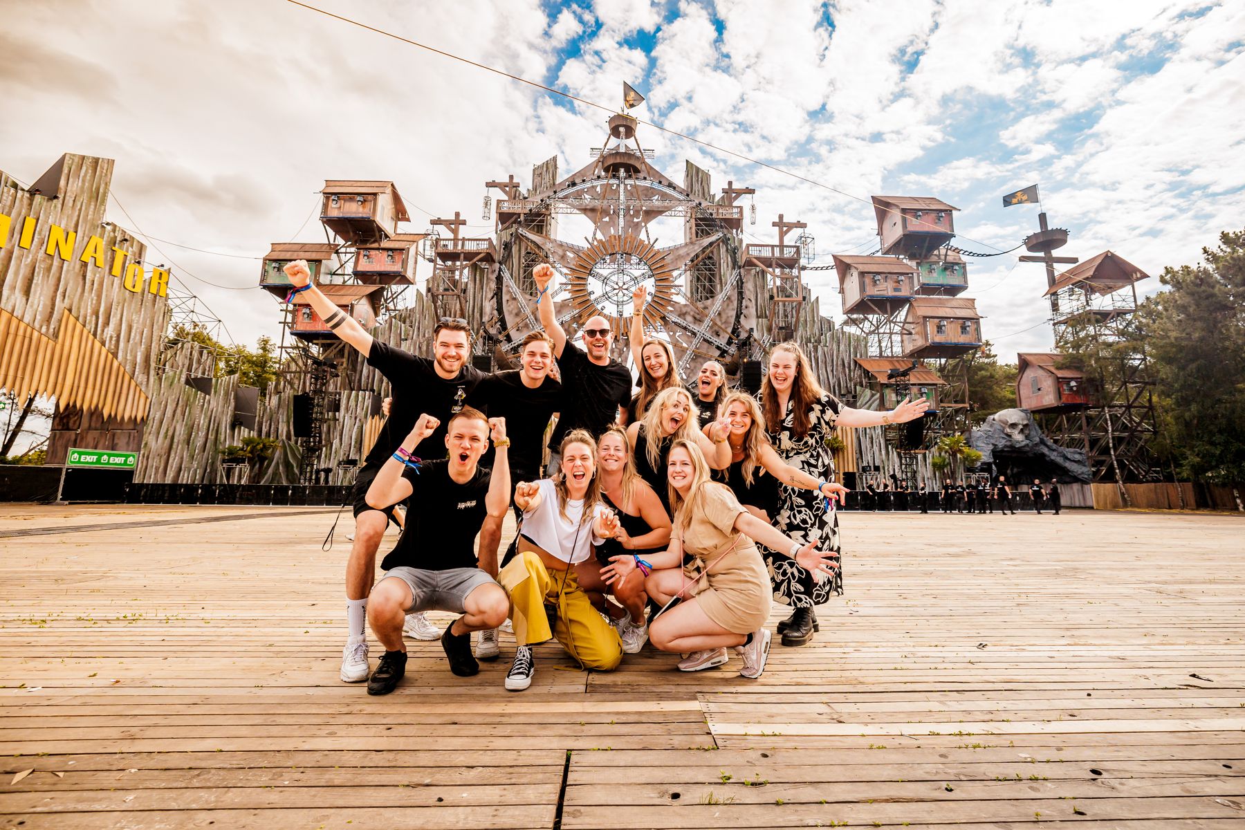 Tom Mulder met het team van Art of Dance op het festivalterrein