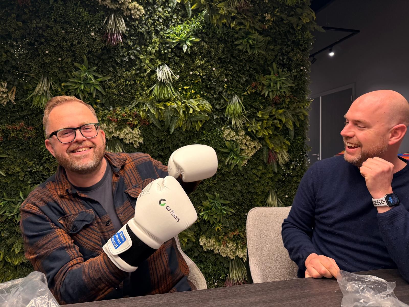 Tom Mulder lacht om een collega met bokshandschoenen van GJ Floors
