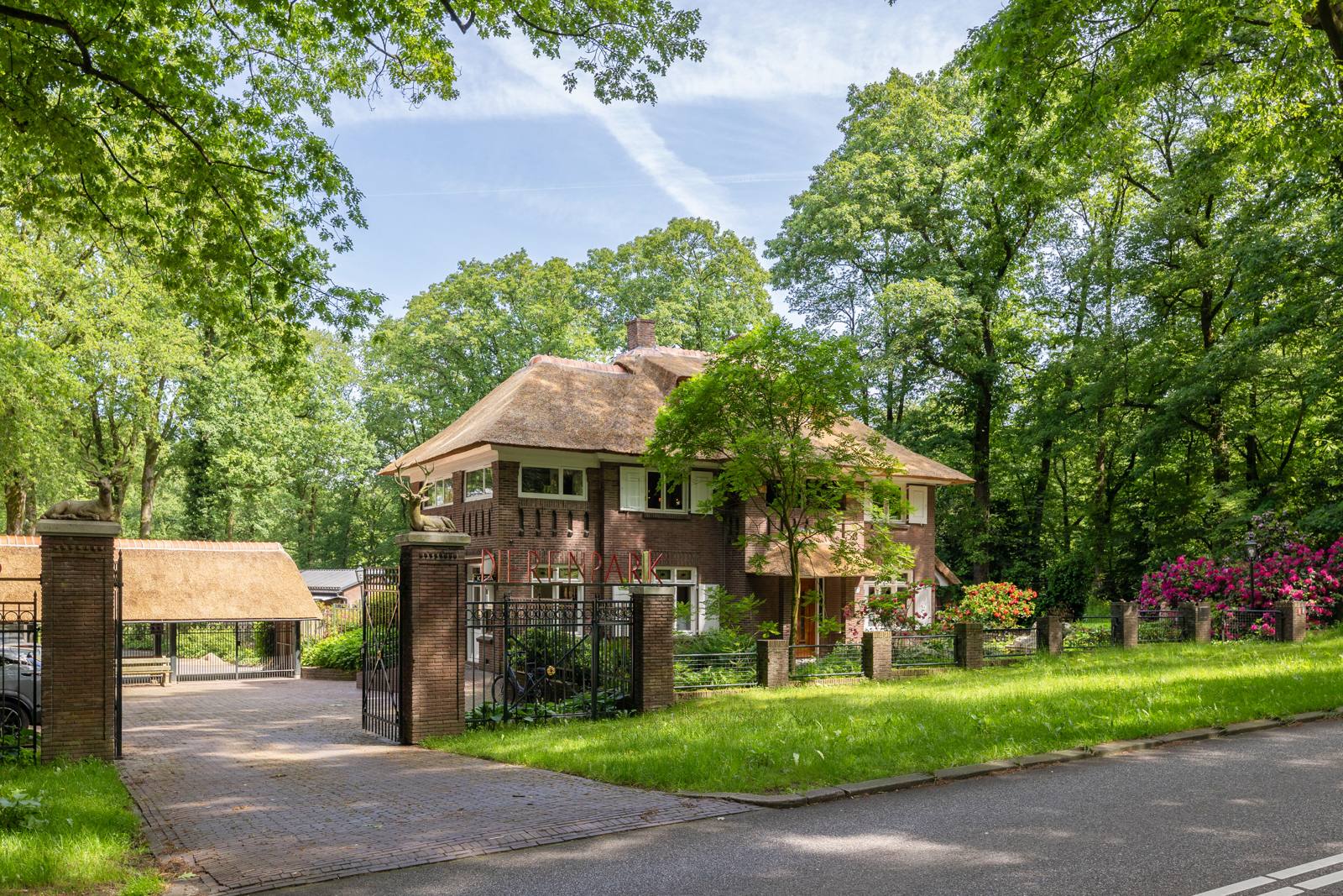 Fotografie voor De Rendtmeesters: villa met rieten dak tussen de bomen