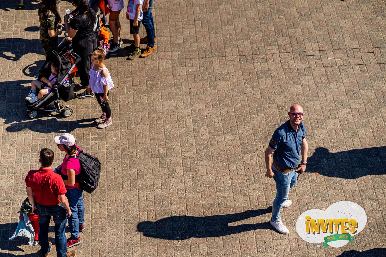 Tom Mulder lachend op het parkplein van Attractie- en Vakantiepark Slagharen, tussen bezoekers