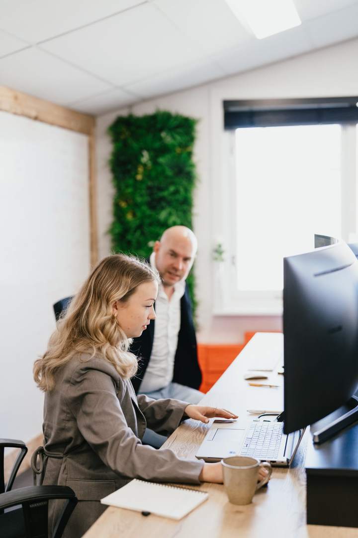 Tom Mulder aan het werk met een collega