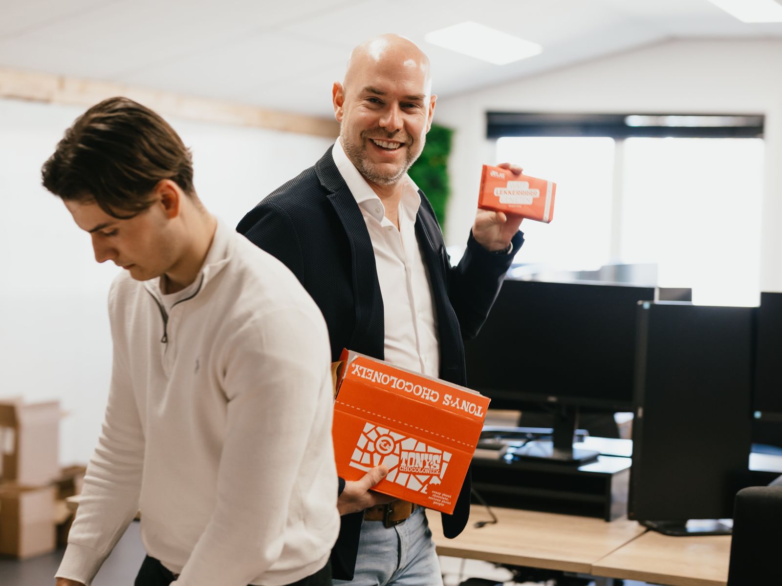 Tom Mulder met dozen Tony's Chocolonely op het kantoor van Atlas Power