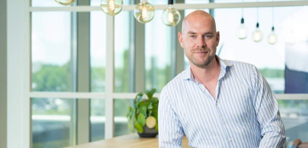 Tom Mulder op kantoor